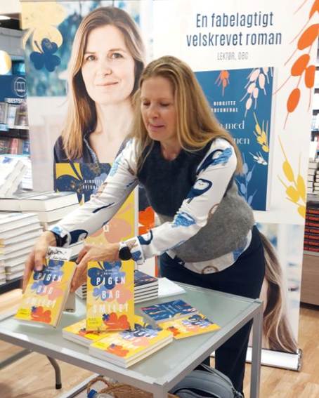 Pigen bag smilet er Månedens bog